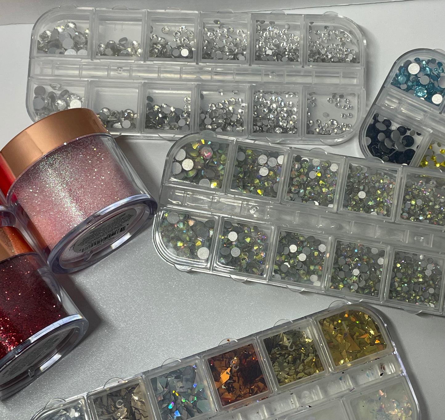 Some stones for your press-on nails in a variety of colors. Glitter for that sparkle in your set.