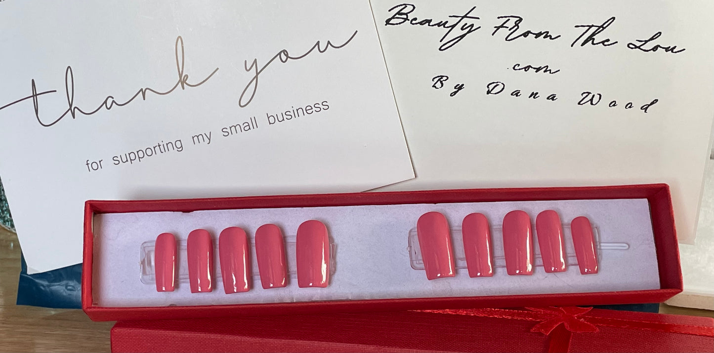 A great length for active and nonactive people. Soft pink gel polish. Size-Extra Small 